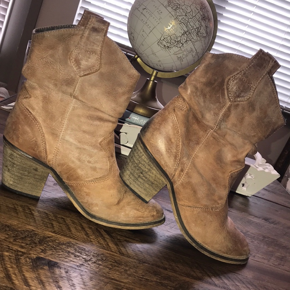 Cute ALDO camel colored ankle boots.